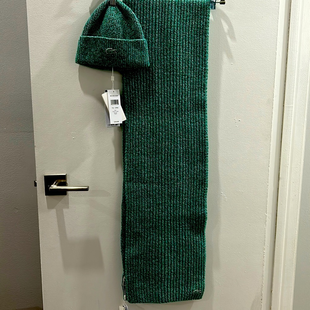 Lacoste Merino Extra Fine Made in France
Scarf and Beanie Hat